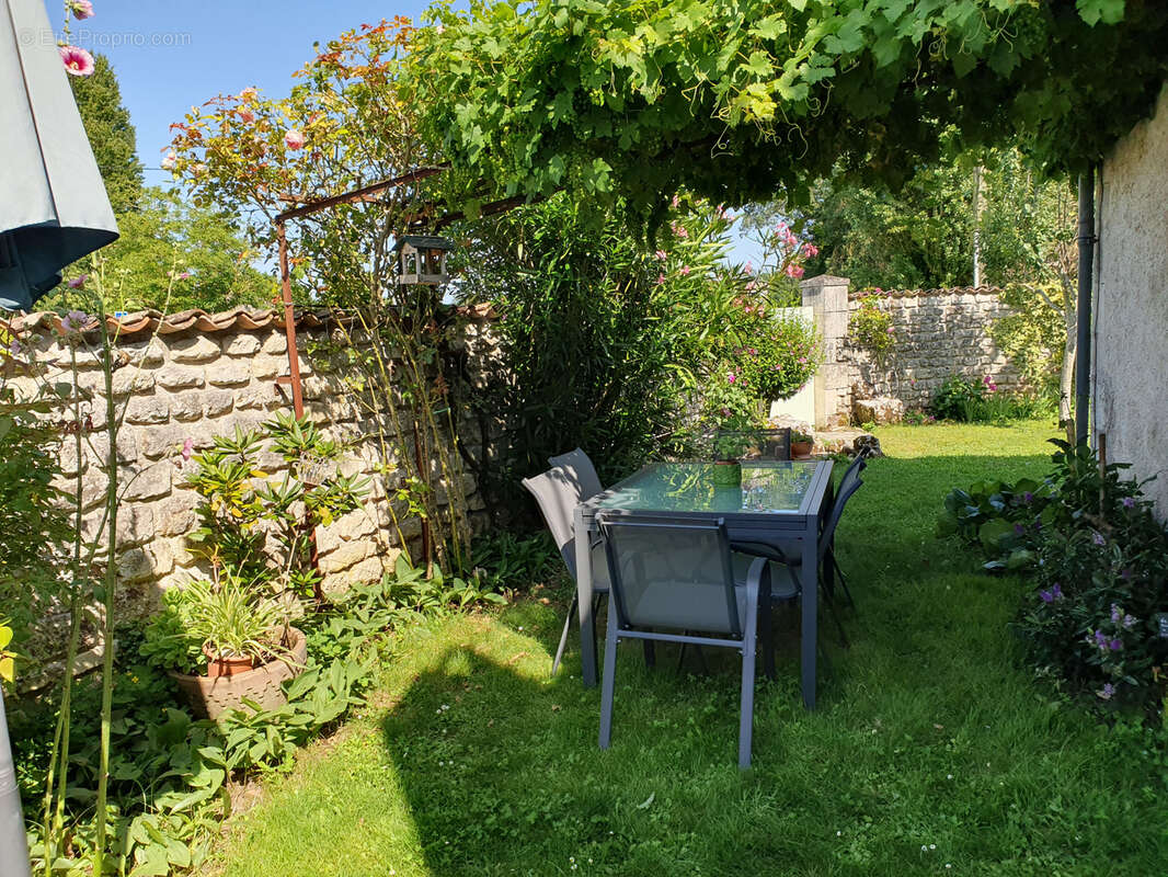 Maison à PORT-D&#039;ENVAUX