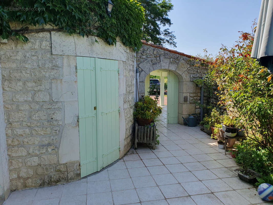 Maison à PORT-D&#039;ENVAUX