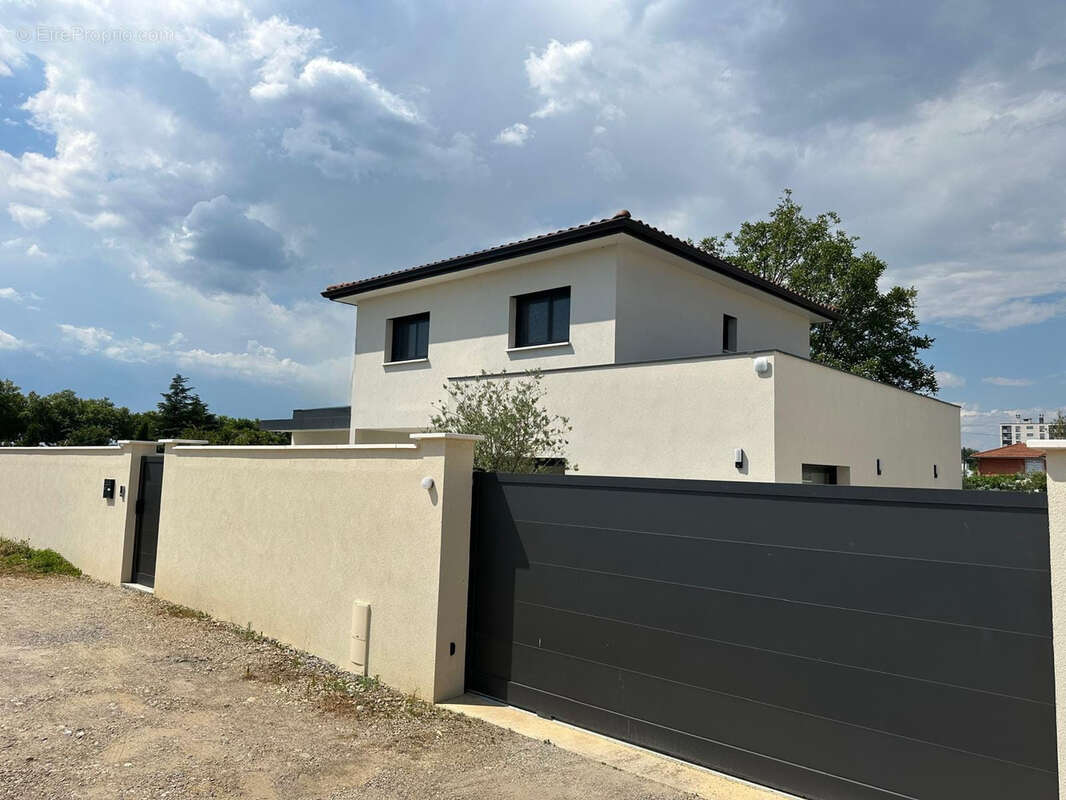 Maison à DECINES-CHARPIEU