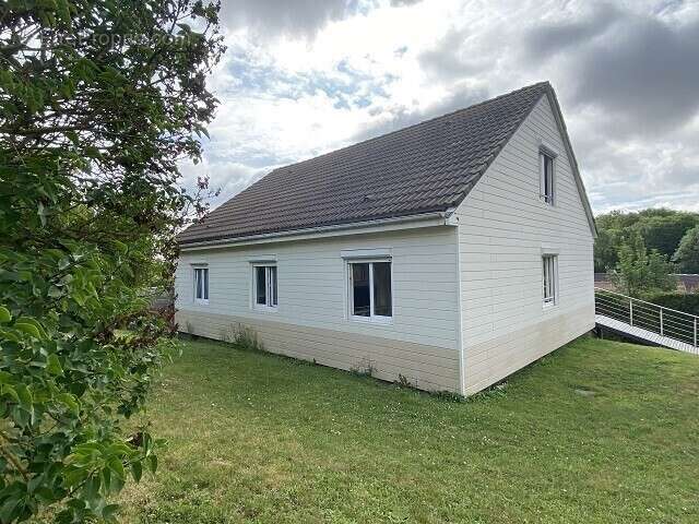 Maison à MAIGNELAY-MONTIGNY