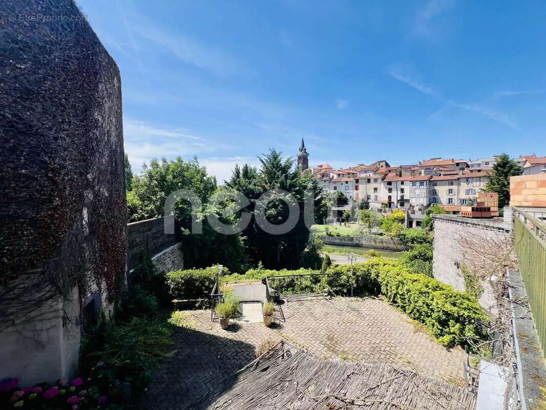 Appartement à MARINGUES