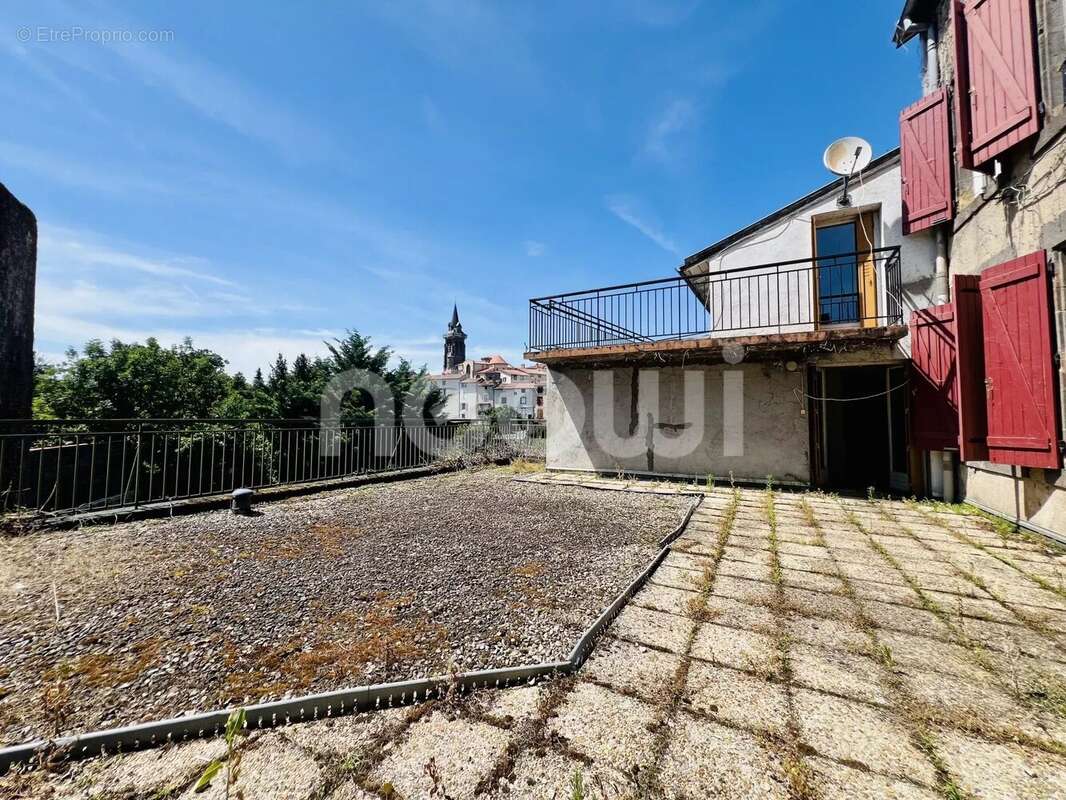 Appartement à MARINGUES