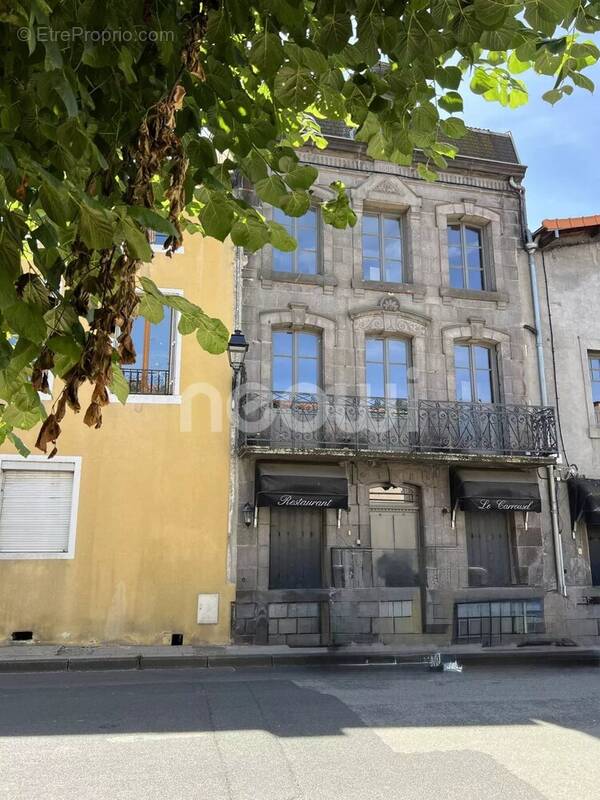 Appartement à MARINGUES