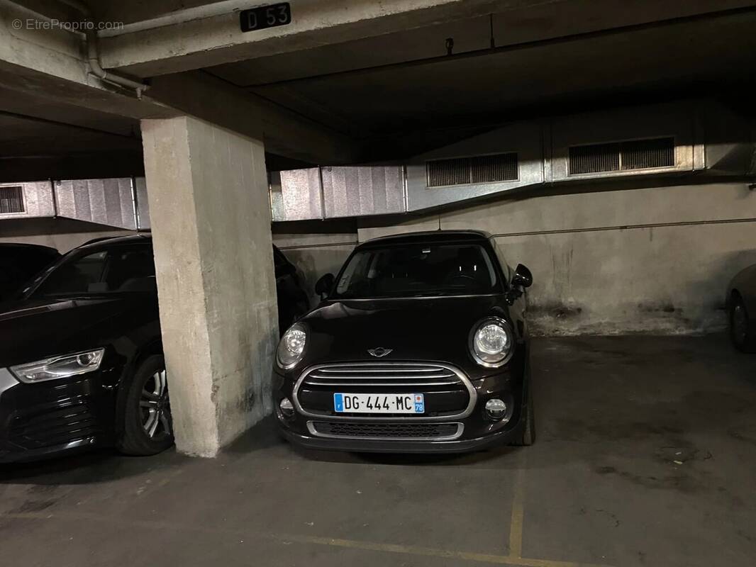 Parking à PARIS-9E