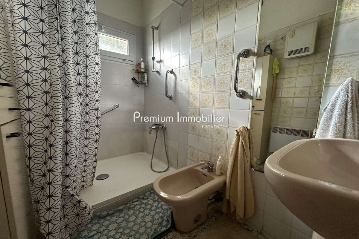 Maison à LE PUY-SAINTE-REPARADE