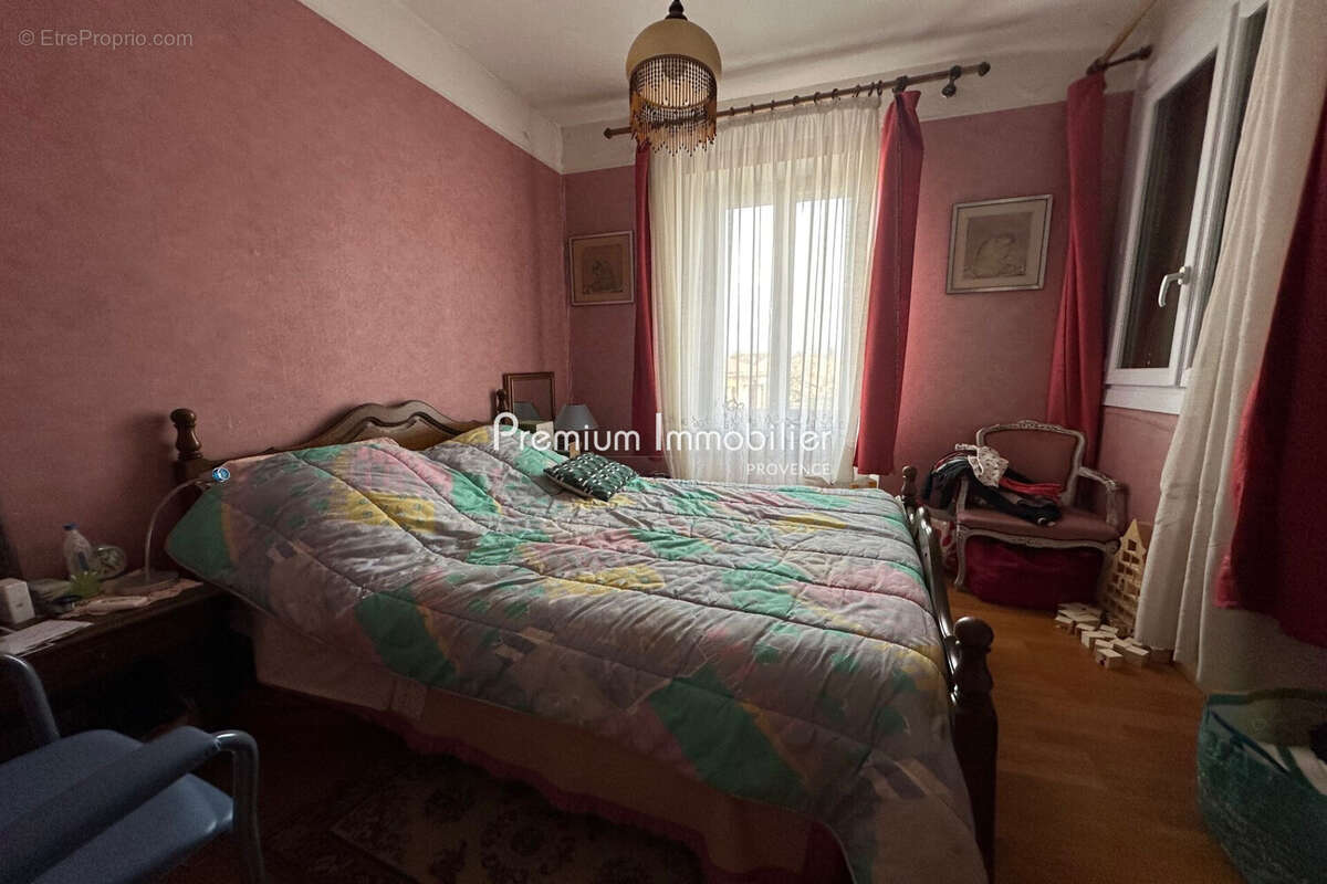 Maison à LE PUY-SAINTE-REPARADE