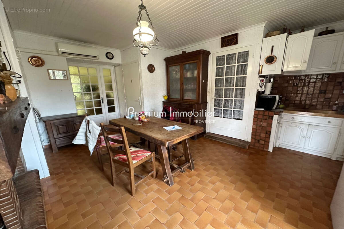 Maison à LE PUY-SAINTE-REPARADE