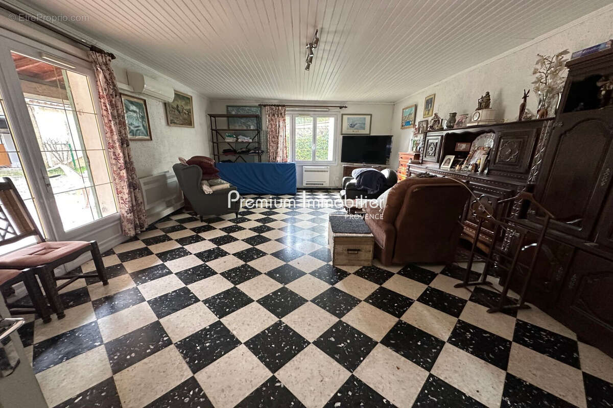 Maison à LE PUY-SAINTE-REPARADE