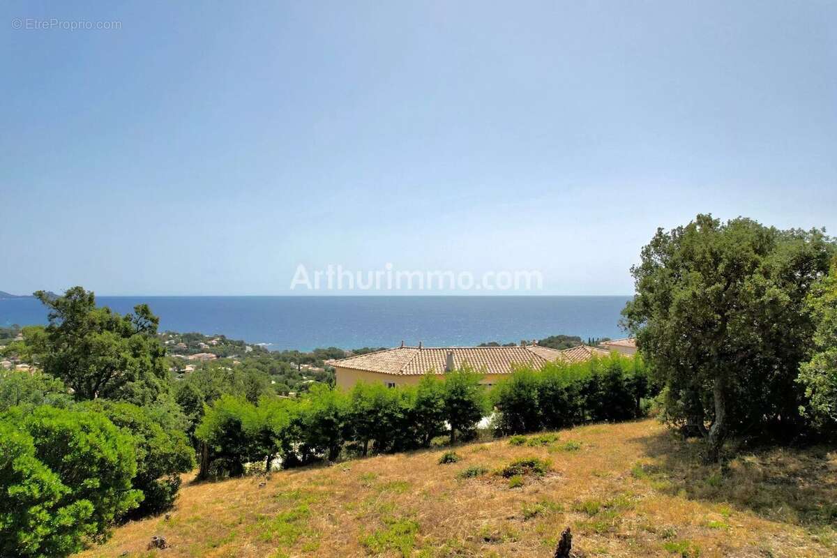 Terrain à LES ISSAMBRES