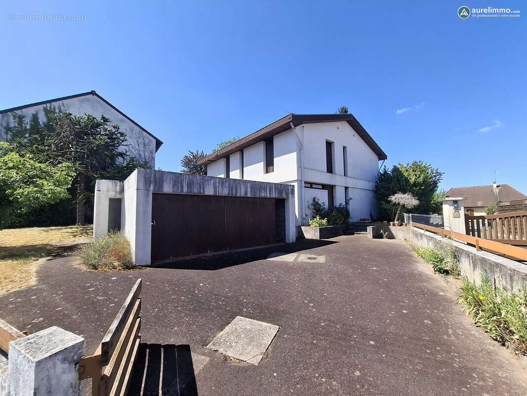 façade avant avec garage - Maison à MONTLUCON