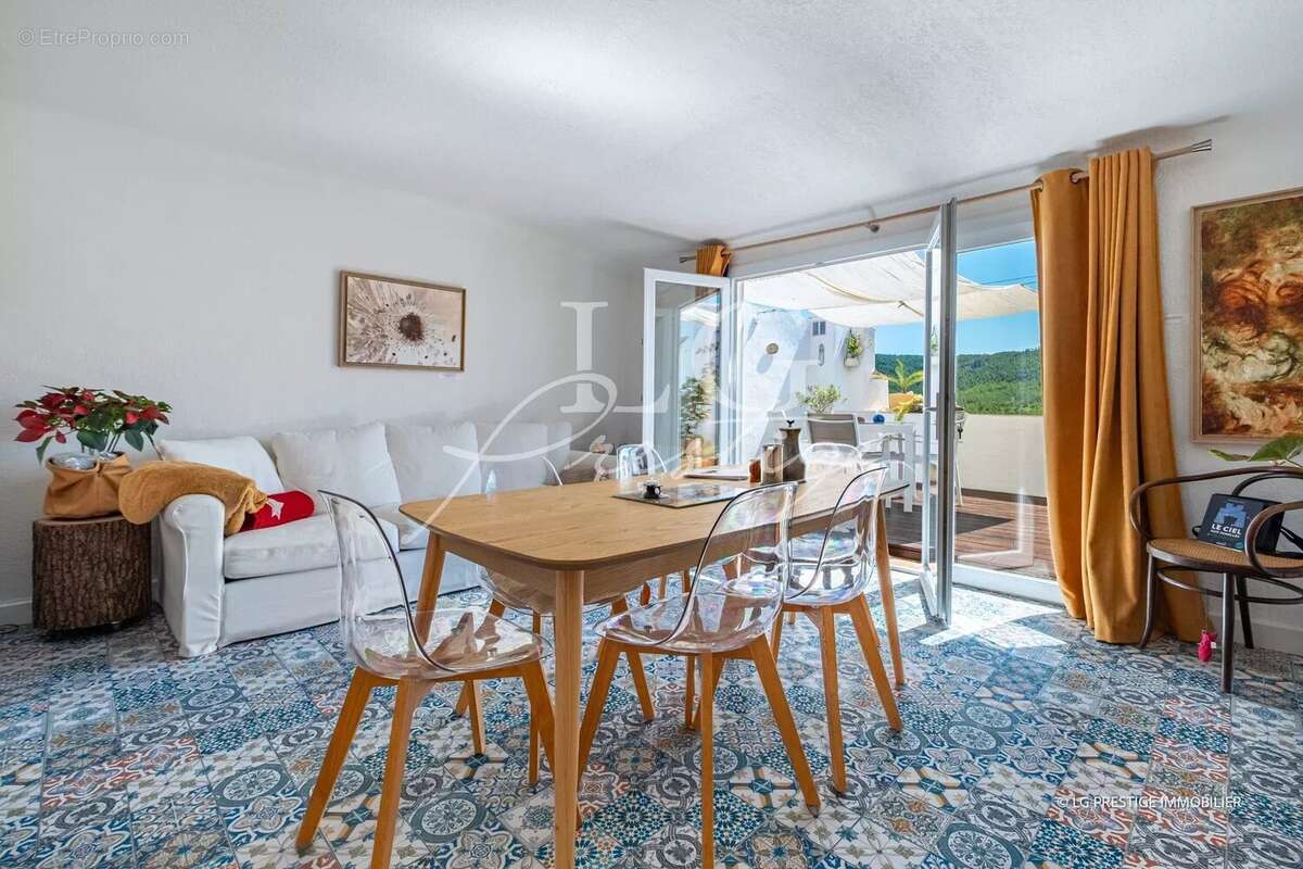 Appartement à BAGNOLS-EN-FORET