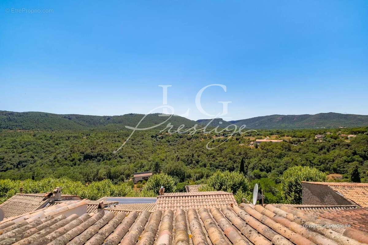 Appartement à BAGNOLS-EN-FORET