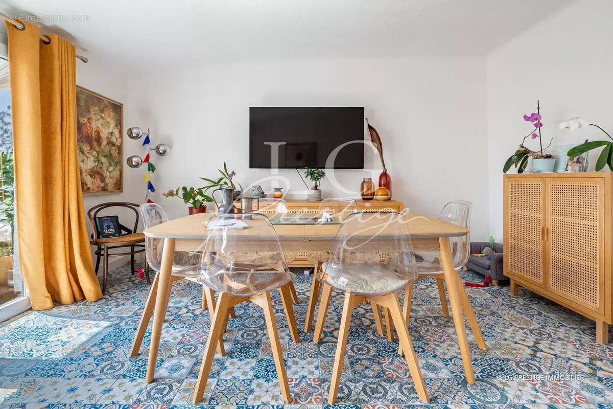 Appartement à BAGNOLS-EN-FORET