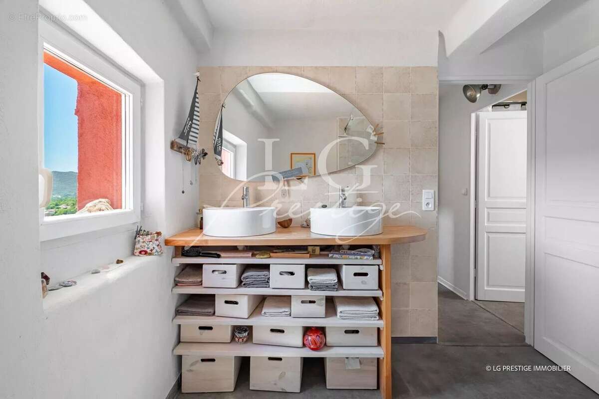 Appartement à BAGNOLS-EN-FORET