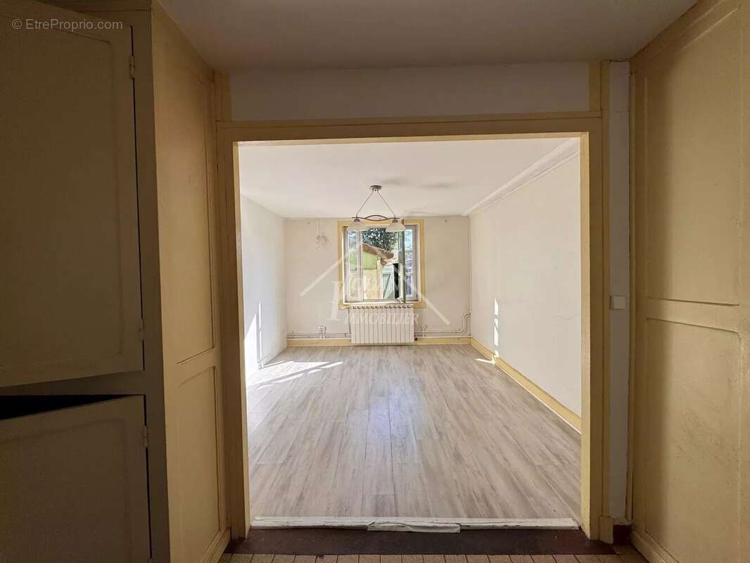 Maison à THIEL-SUR-ACOLIN