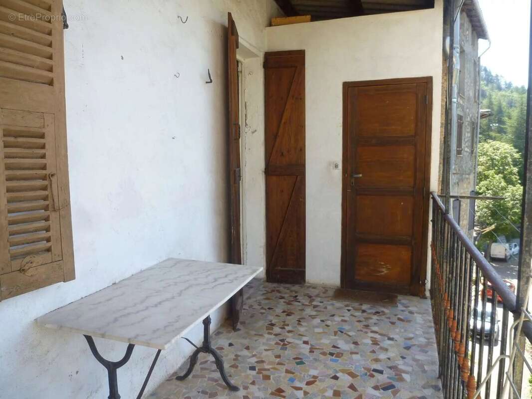 Appartement à LA CROIX-SUR-ROUDOULE