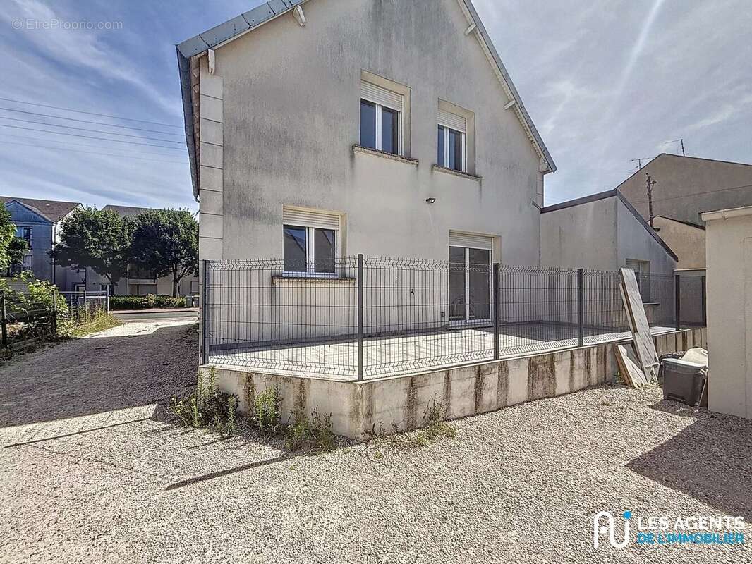 Maison à SAINT-JEAN-DE-LA-RUELLE