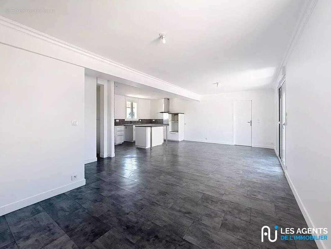 Maison à SAINT-JEAN-DE-LA-RUELLE