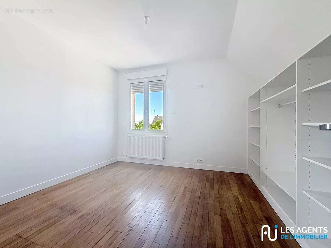 Maison à SAINT-JEAN-DE-LA-RUELLE