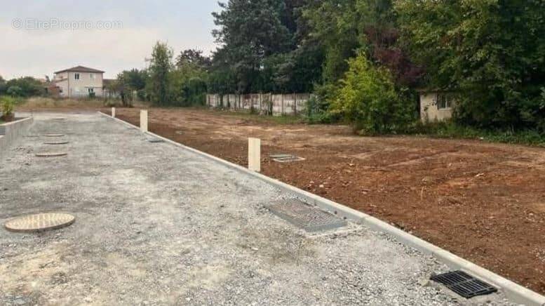 Terrain à SAVIGNY-LEVESCAULT