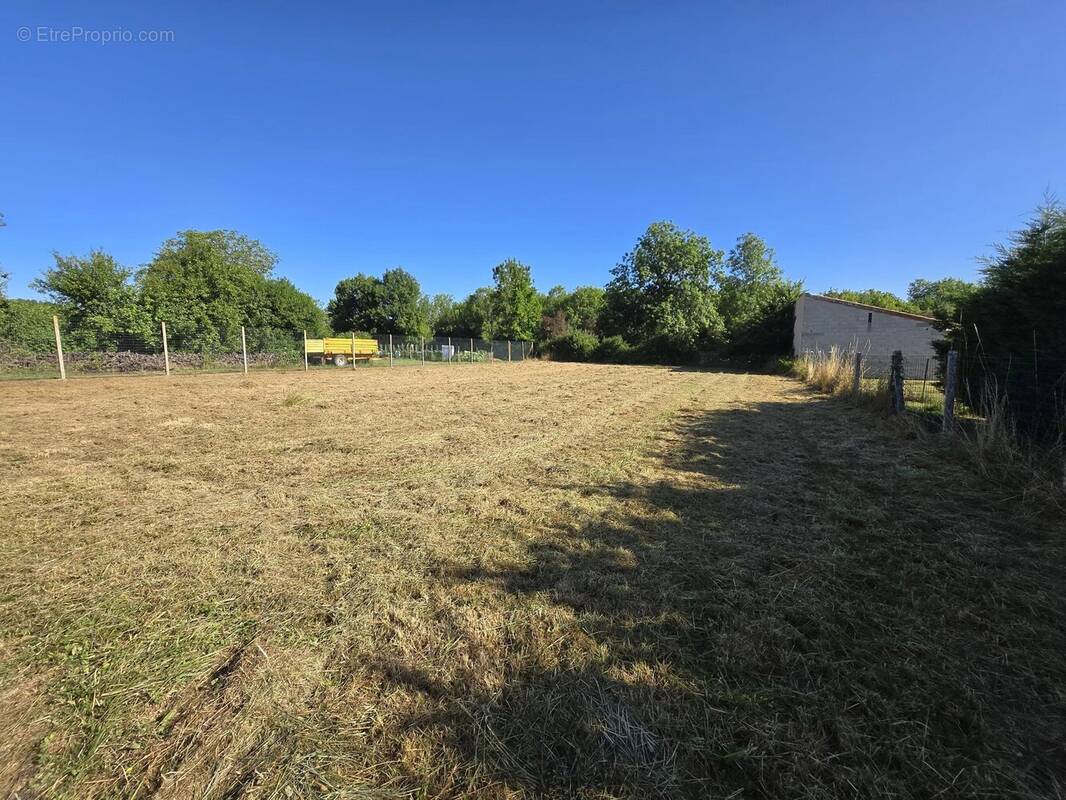 Terrain à CAMPUGNAN