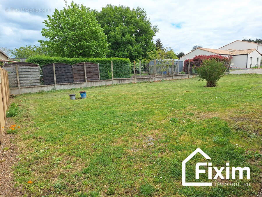 Terrain à LA CHAPELLE-BASSE-MER