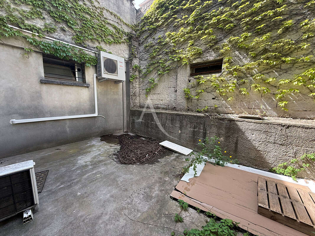 Commerce à SAINT-MITRE-LES-REMPARTS