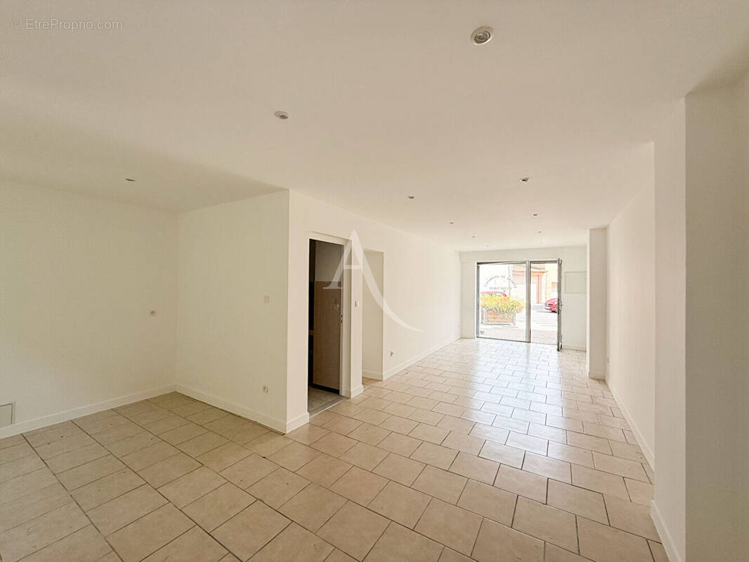 Commerce à SAINT-MITRE-LES-REMPARTS