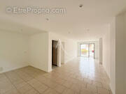 Commerce à SAINT-MITRE-LES-REMPARTS