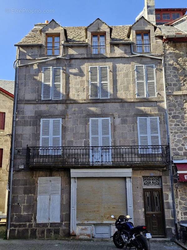 Maison à BESSE-ET-SAINT-ANASTAISE