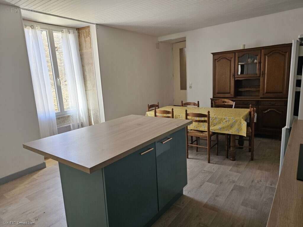 Maison à NANTEUIL-EN-VALLEE