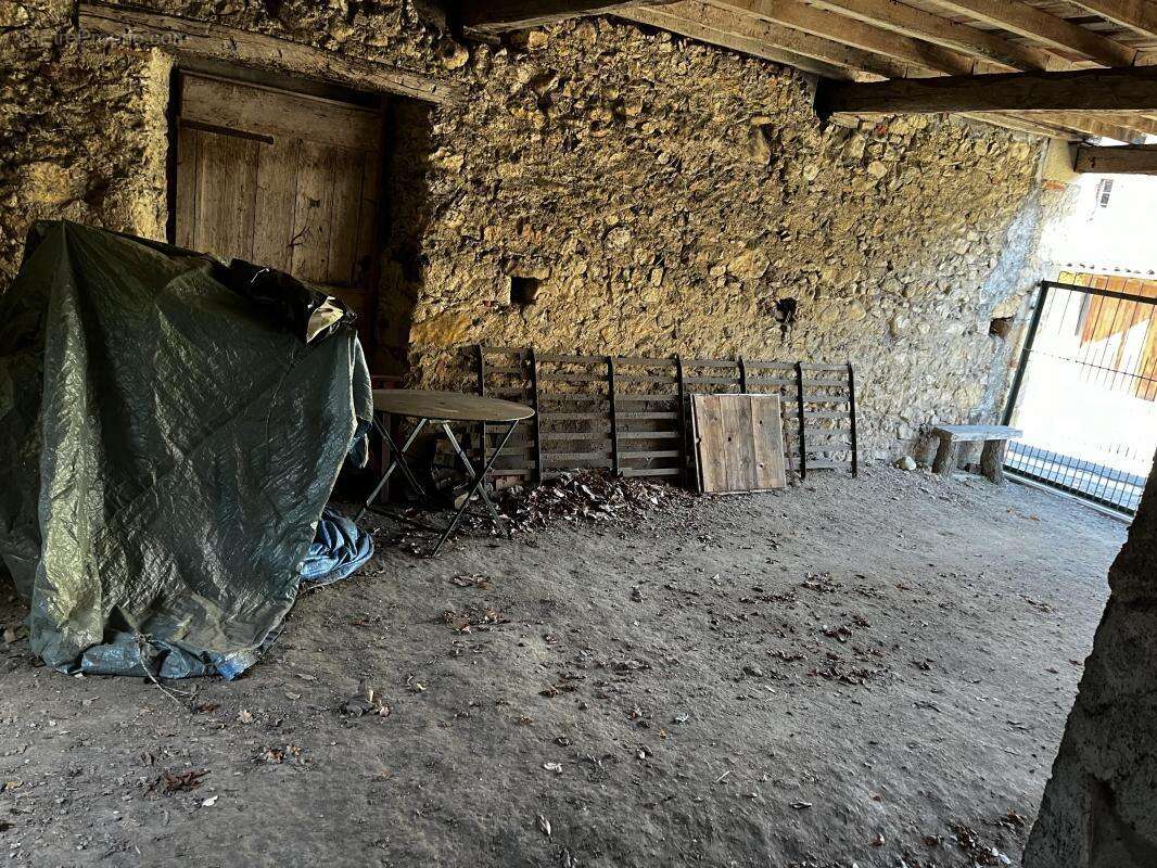 Maison à MONTBRUN-BOCAGE