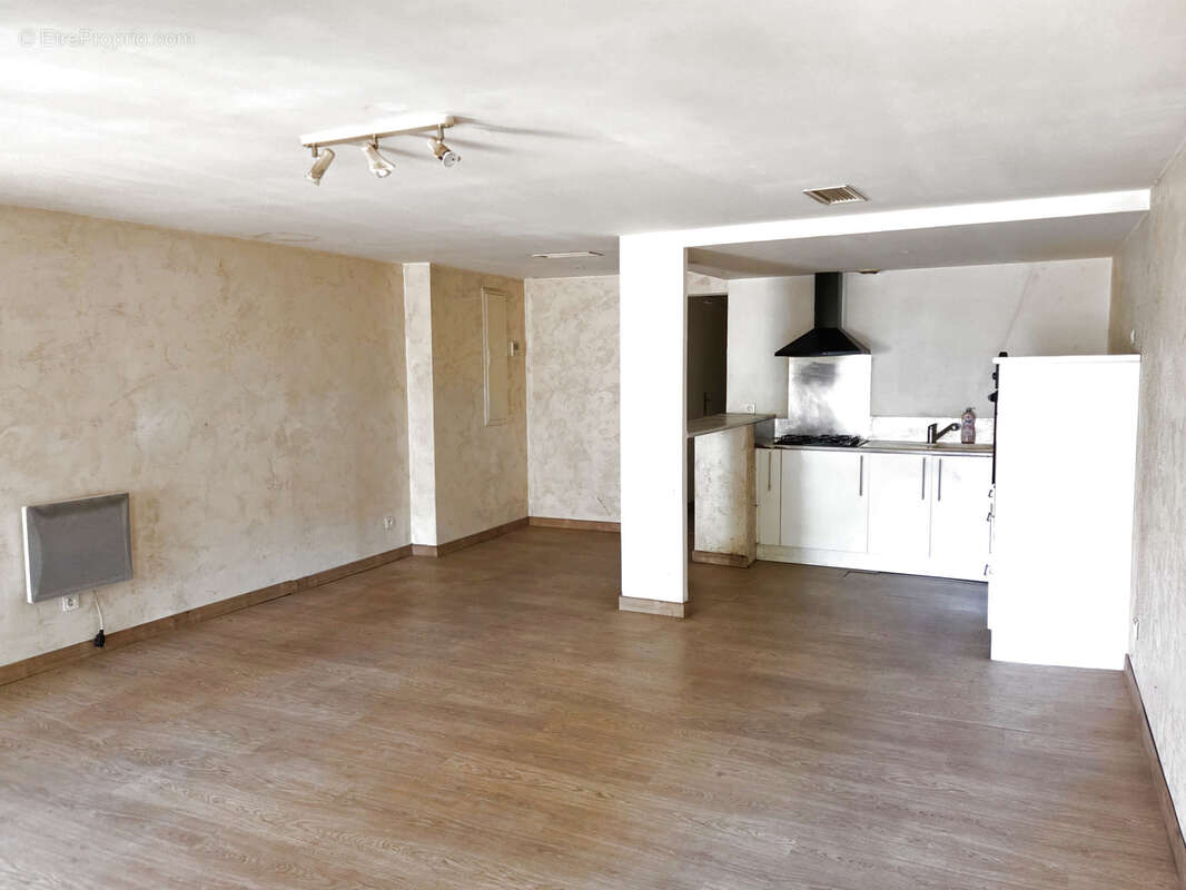 Appartement à SOLLIES-PONT