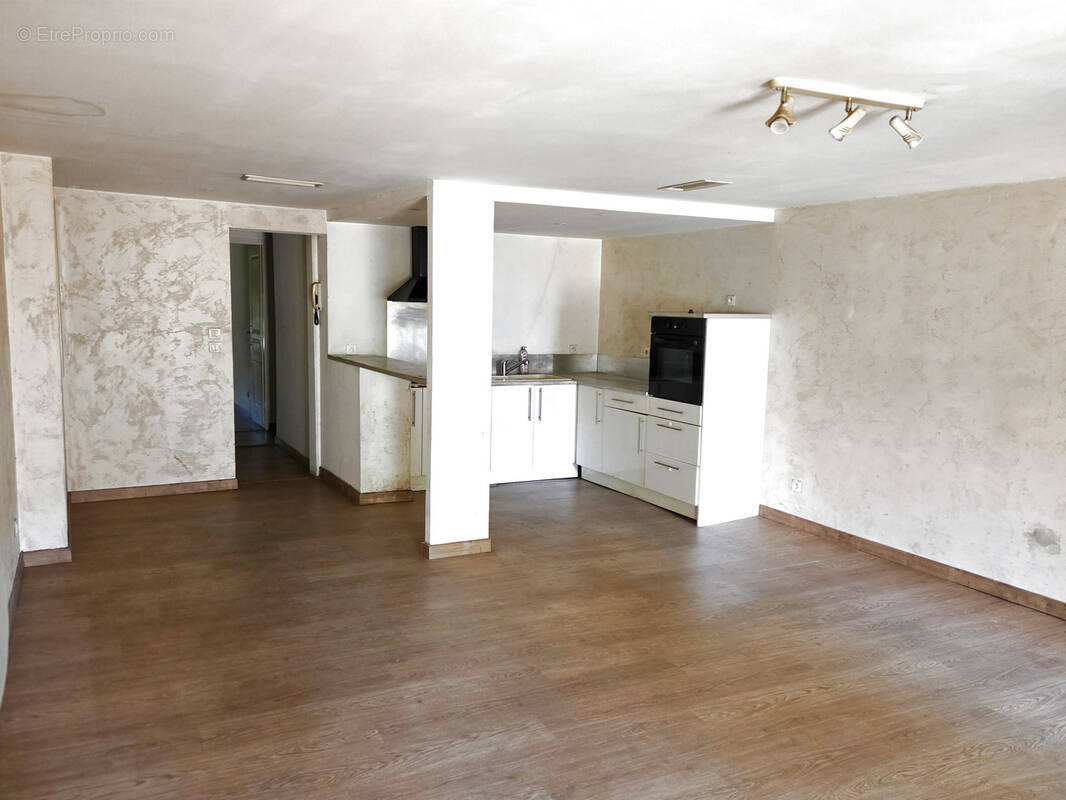 Appartement à SOLLIES-PONT