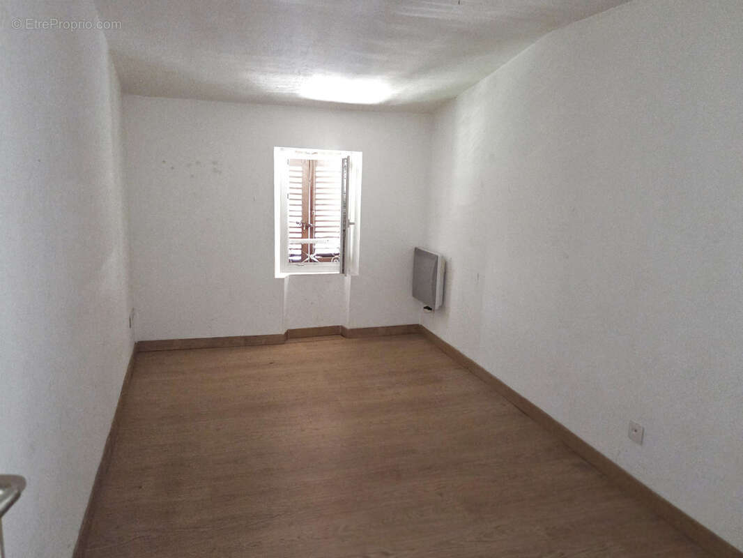 Appartement à SOLLIES-PONT