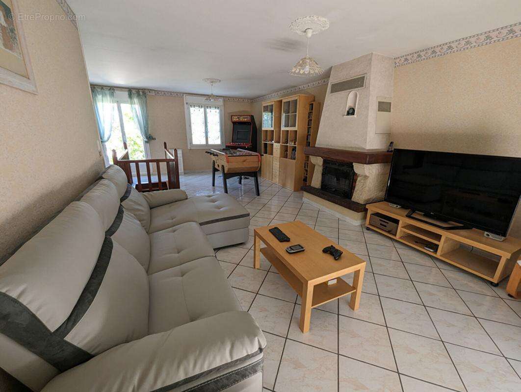 Maison à SAINT-ETIENNE-DE-MONTLUC