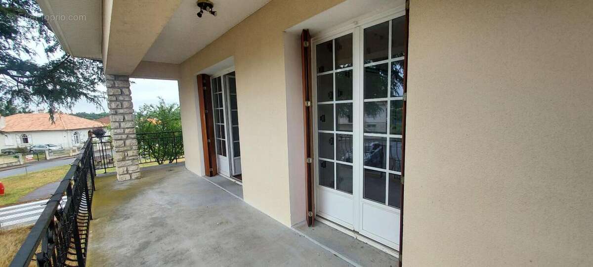 Maison à LA ROCHE-CHALAIS