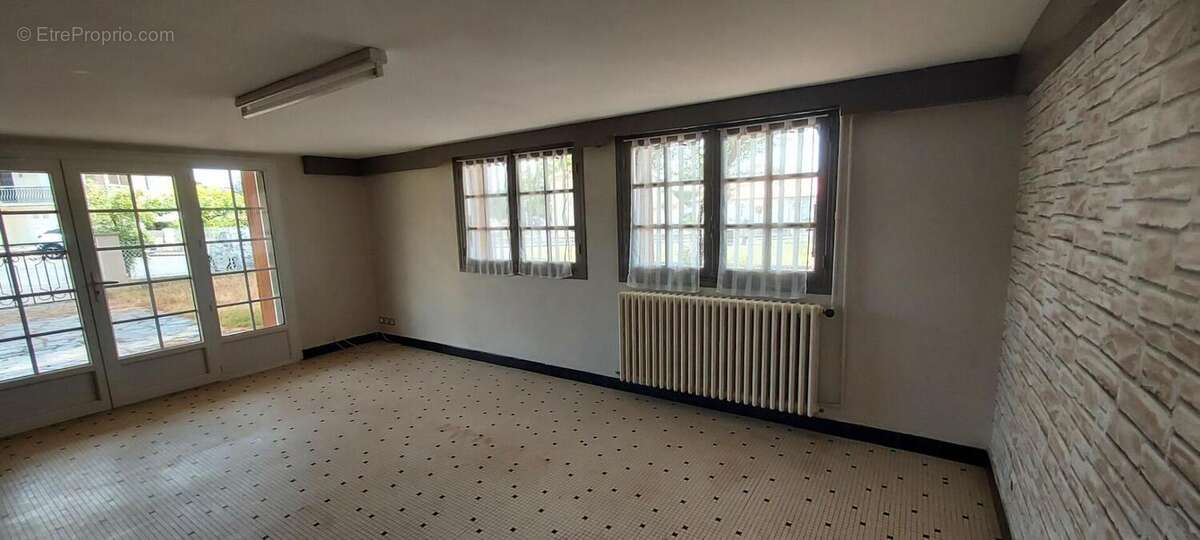 Maison à LA ROCHE-CHALAIS