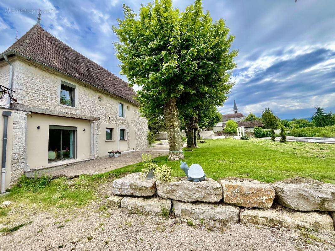 Maison à VEZERONCE-CURTIN