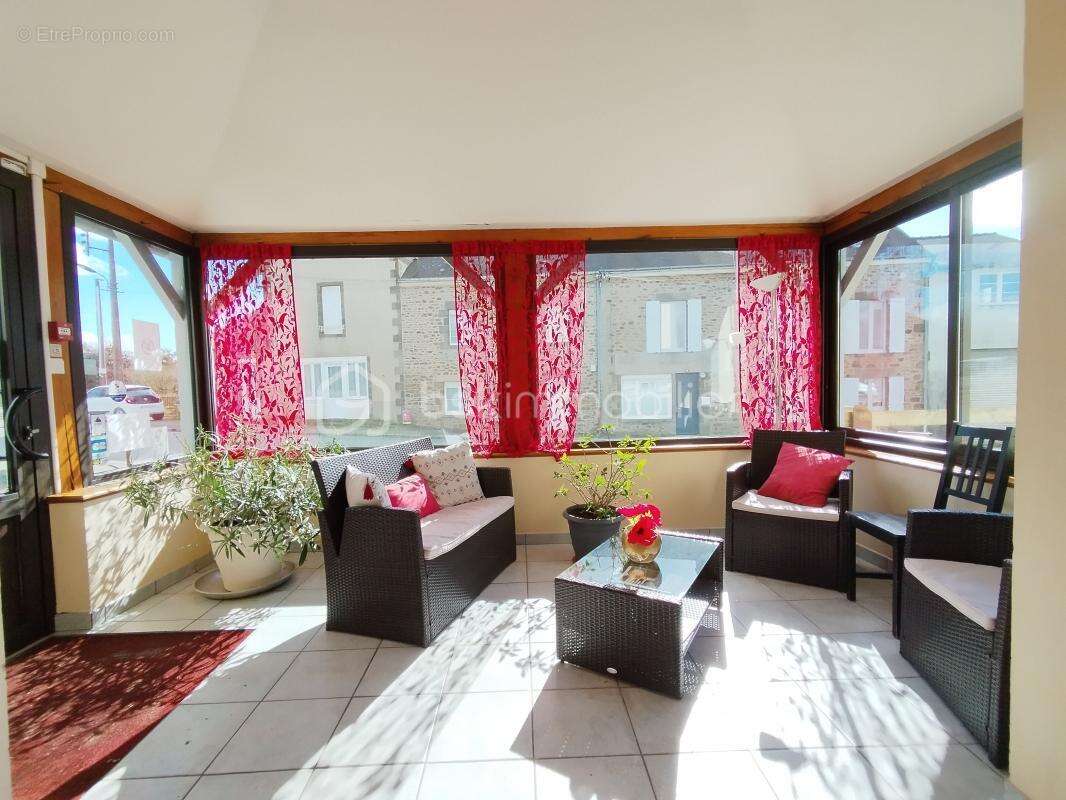 Commerce à AMBRIERES-LES-VALLEES