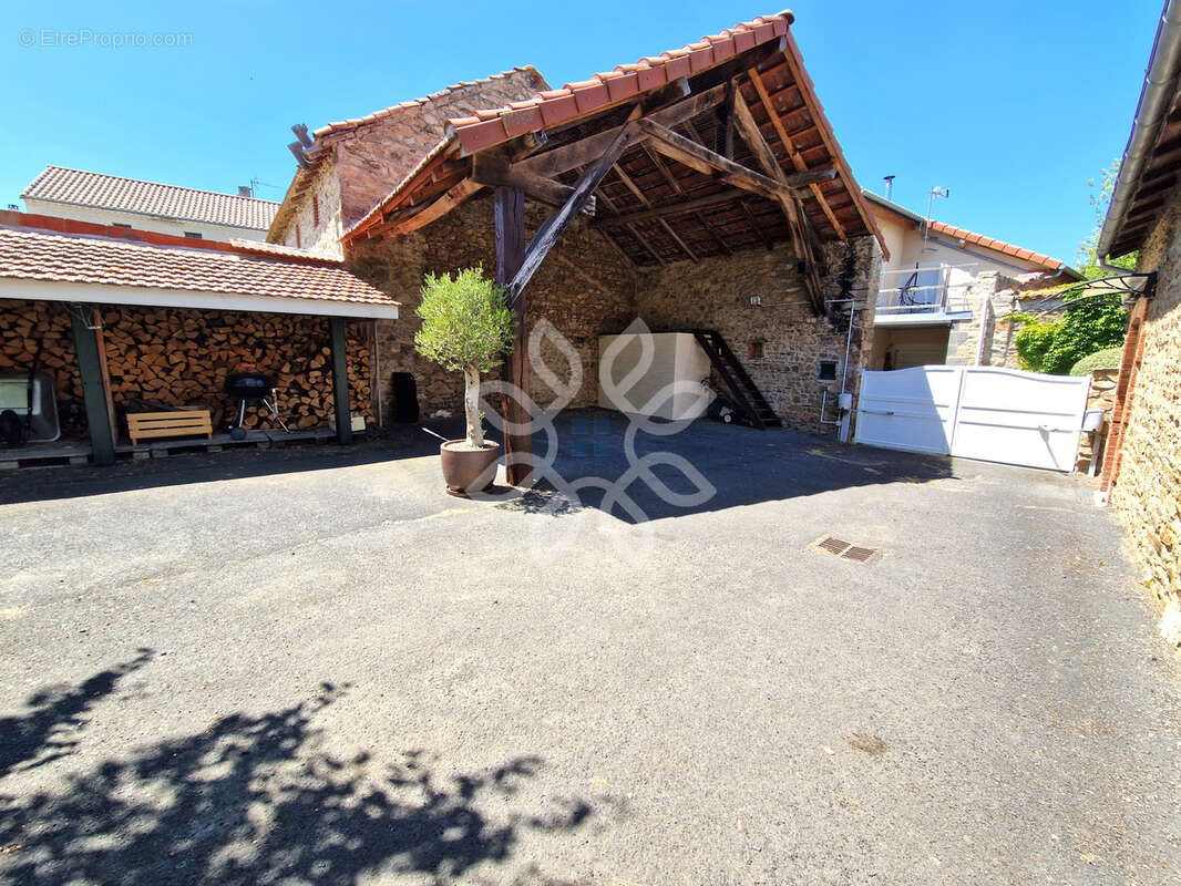 Maison à SAINT-BEAUZIRE