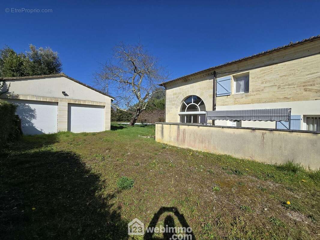 Une partie louée et un double garage - Maison à BORDEAUX