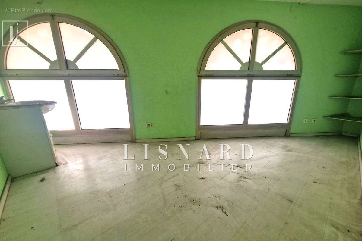 Commerce à VALLAURIS