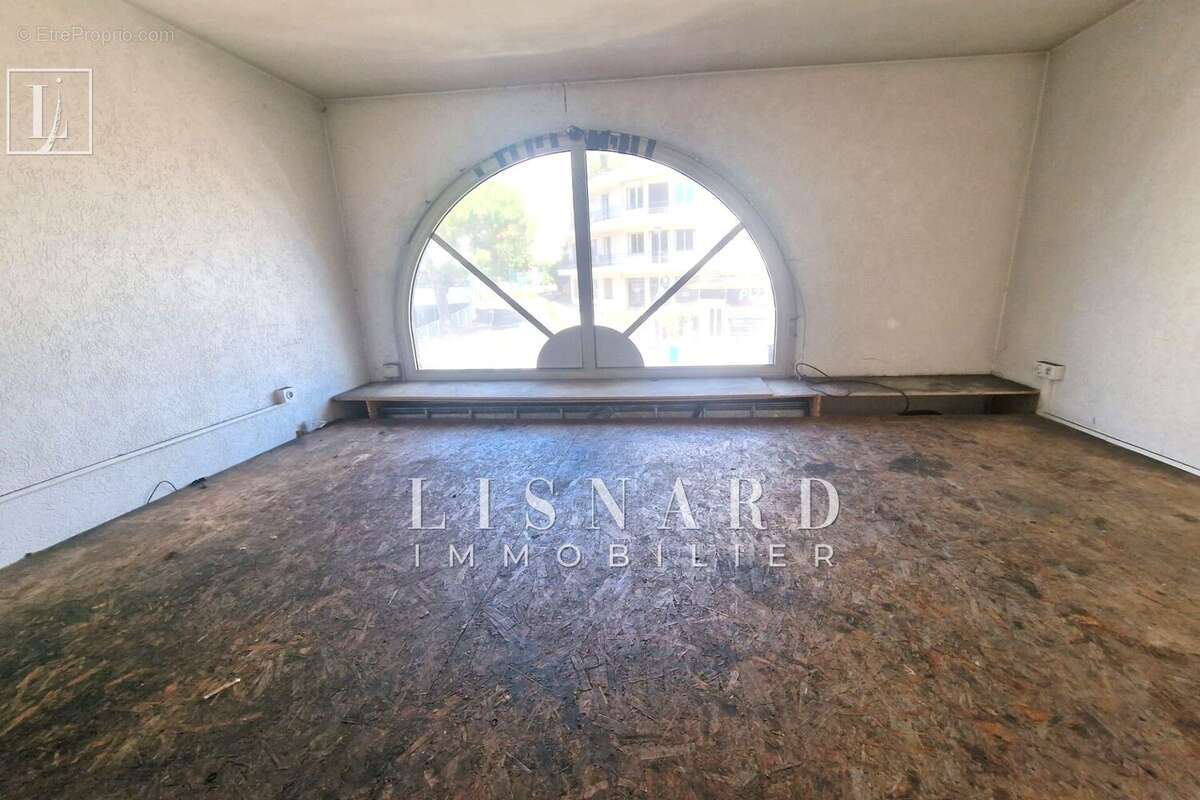 Commerce à VALLAURIS