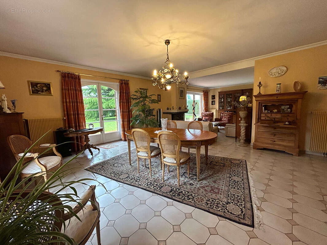 Maison à CAMPAGNE-LES-GUINES