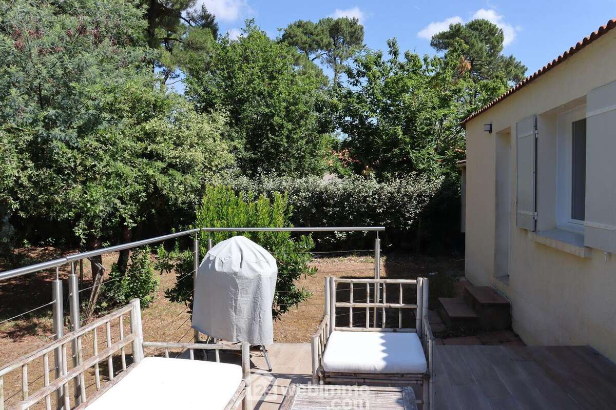 Maison au bord de la foret domaniale et sa terrasse ensoleillée. - Maison à JARD-SUR-MER