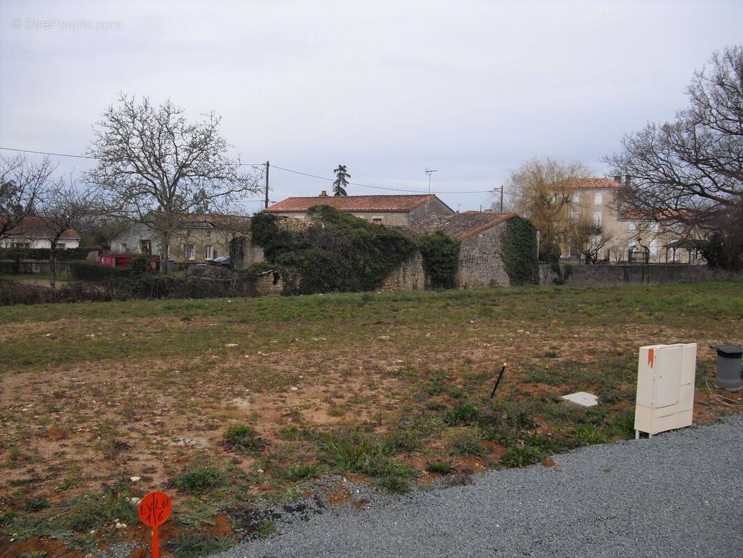 Terrain à COULONGES-SUR-L&#039;AUTIZE