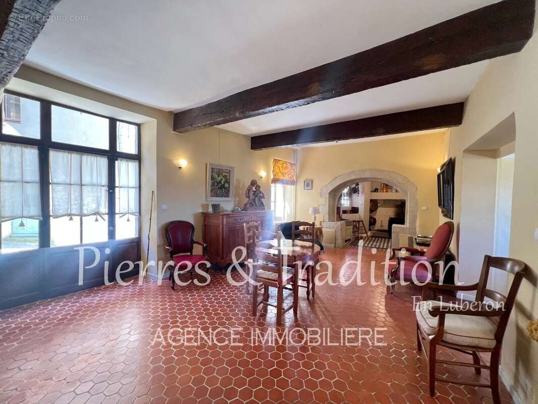 Maison à SIMIANE-LA-ROTONDE