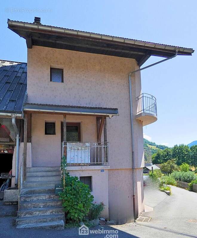 En exclusivité, découvrez cette maison de village mitoyenne de 77 m². - Maison à UGINE