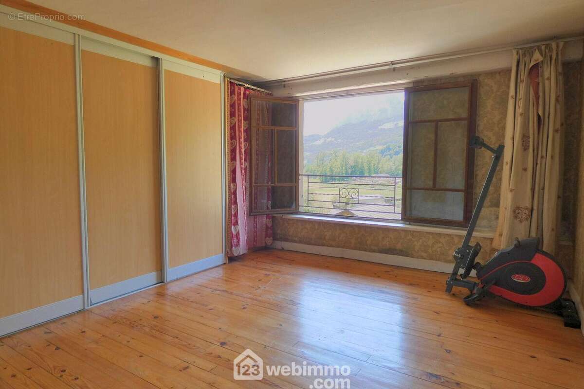 Et le dernière de 17 m² avec un grand placard - Maison à UGINE